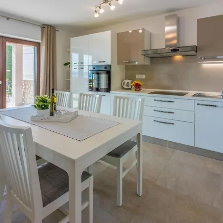 Im Erdgeschoss Mit Terrasse By Interhome