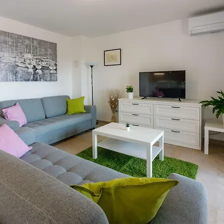 Im Erdgeschoss Mit Terrasse By Interhome