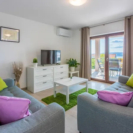 Im Erdgeschoss Mit Terrasse By Interhome Crikvenica