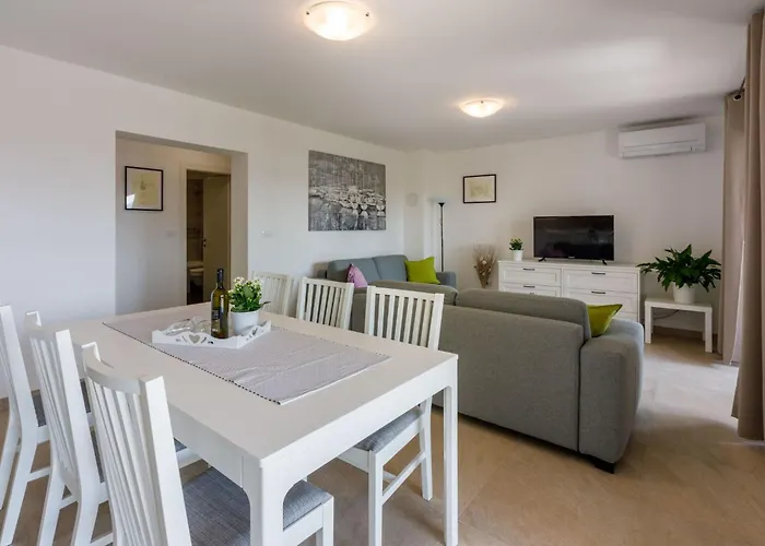 Im Erdgeschoss Mit Terrasse By Interhome Lägenhet