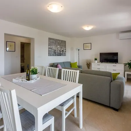 Im Erdgeschoss Mit Terrasse By Interhome Apartment