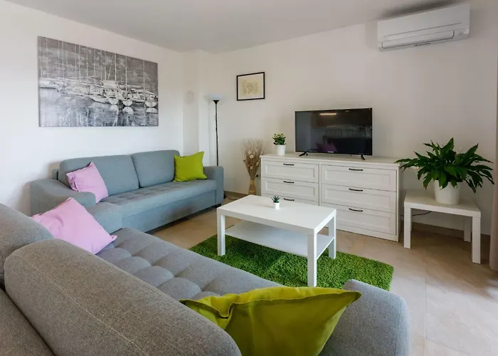 Im Erdgeschoss Mit Terrasse By Interhome